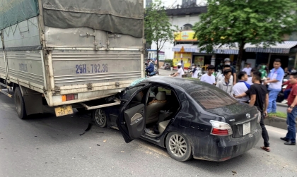 Ảnh TNGT: Toyota Vios chui tụt vào gầm xe tải vì bất cẩn